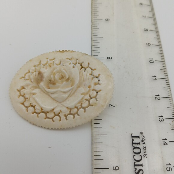 Brooch carved cream rose - Picture 2 of 3